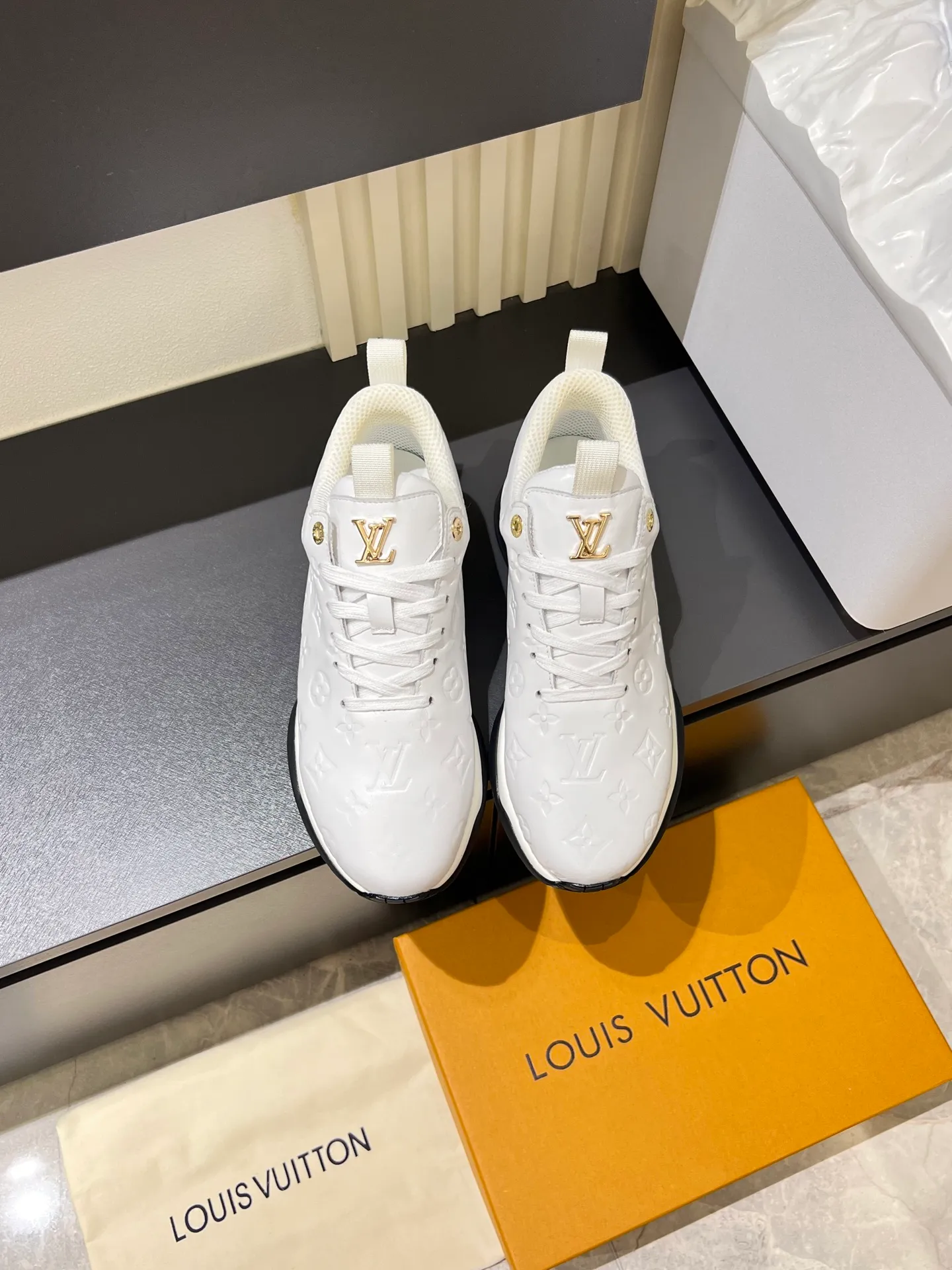 p520 "LOUI* VUITTO*" popular men's casual shoes, genuine development in Italy💯purchasing level quality✔️The upper is made of first-layer cowhide, comfortable and soft sheepskin feet⚡️Fashionable and versatile, the toe last shape is firm and full, and the soles are made from original LV molds and can be freely entered and exited the counter. Light and comfortable on the feet~Purely handmade, details determine quality! Size:39-44!